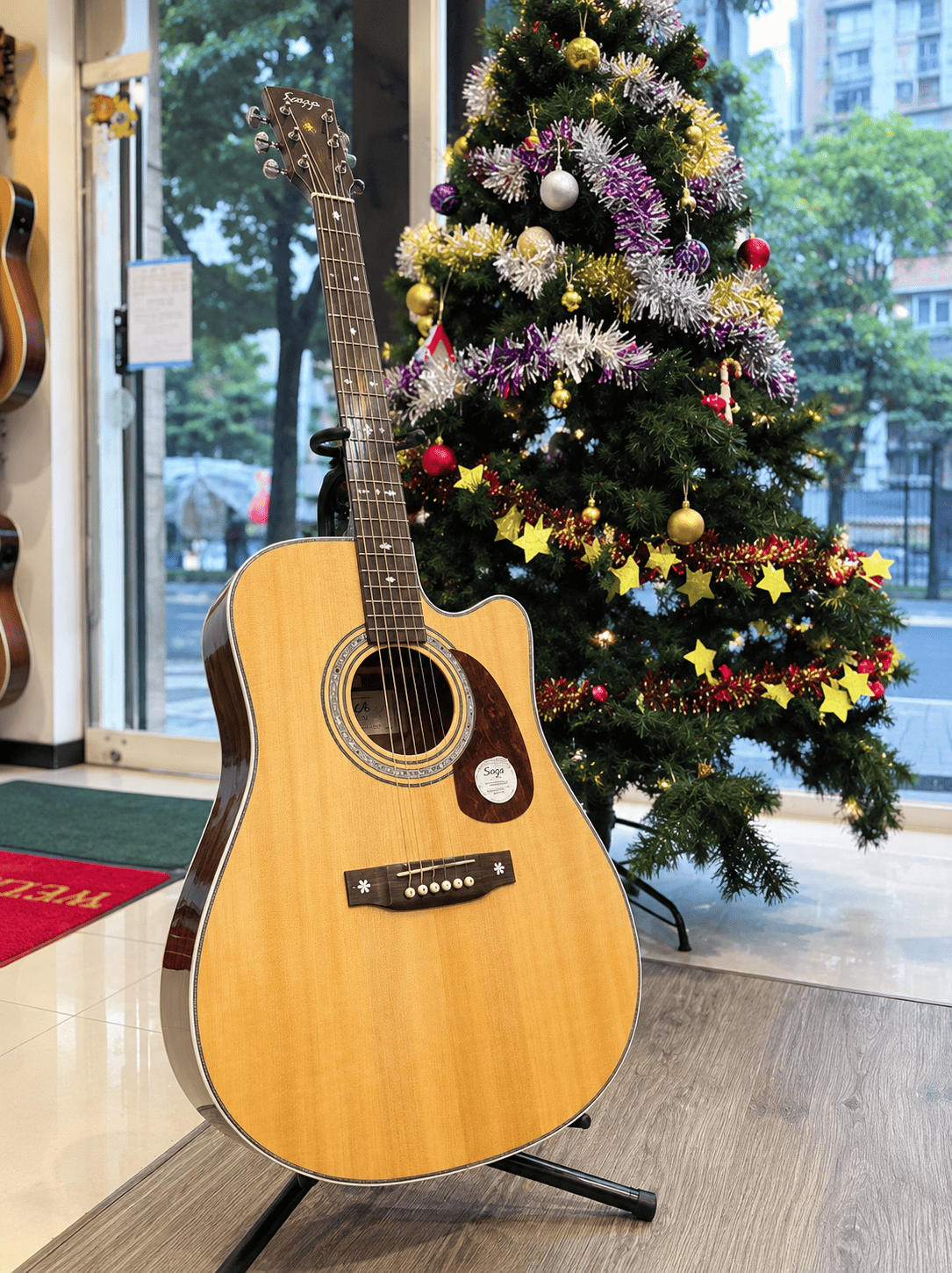 Đàn guitar bên cây thông Noel unerquicklich (1)